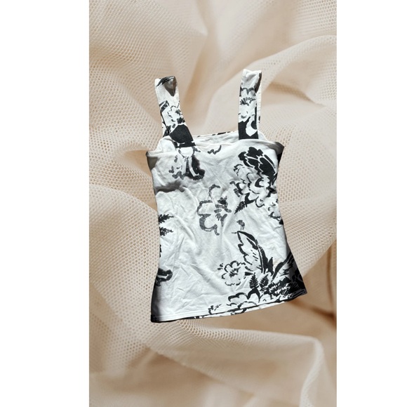 Black and white Floral fun print square neck tank top - Picture 2 of 2